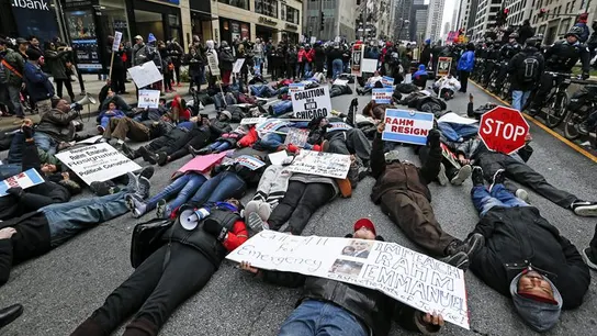 Manifestación por la dimisión del alcalde y contra los abusos policiales en Chicago Manifestación por la dimisión del alcalde y contra los abusos policiales en Chicago