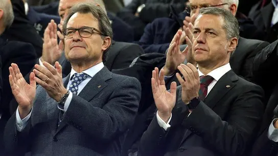 Artur Mas e Íñigo Urkullu al comienzo del partido de las selecciones de Cataluña y Euskadi Artur Mas e Íñigo Urkullu al comienzo del partido de las selecciones de Cataluña y Euskadi