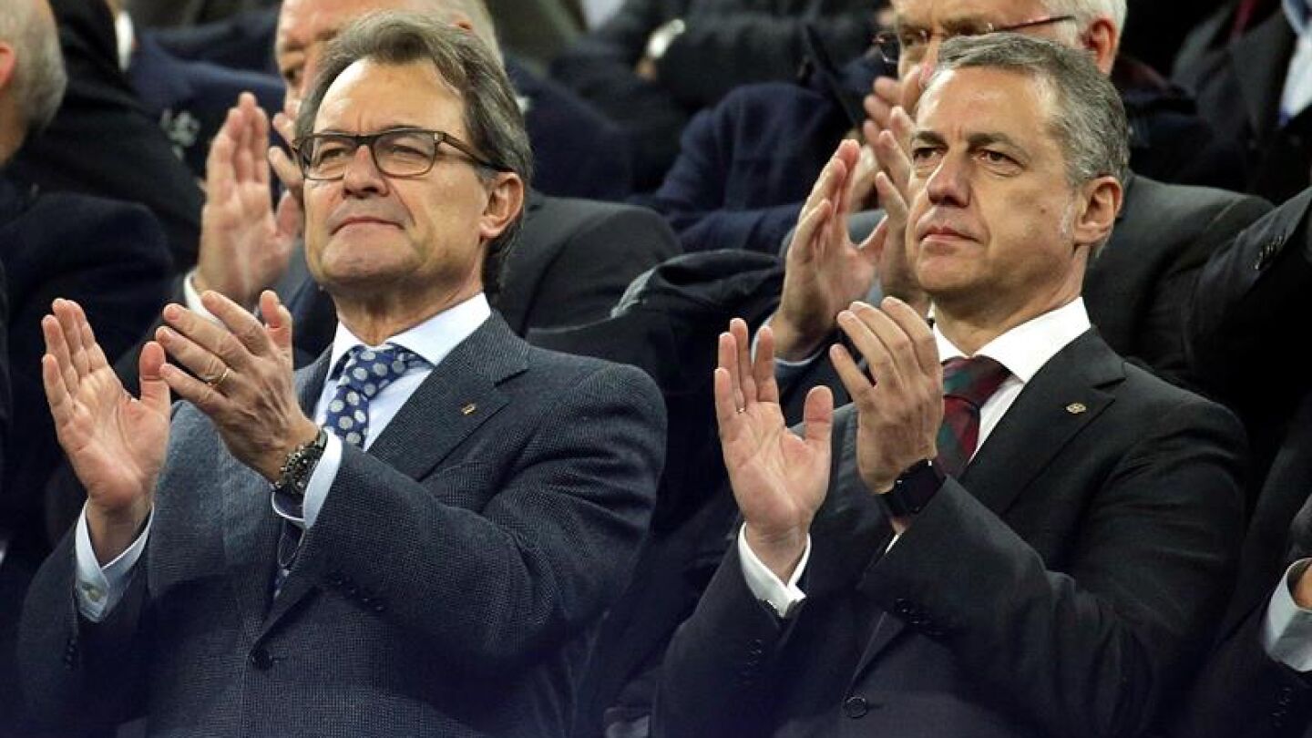 Artur Mas e &Iacute;&ntilde;igo Urkullu al comienzo del partido de las selecciones de Catalu&ntilde;a y Euskadi 