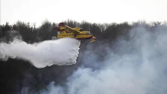 Uno de los hidroaviones participa en la extinción de uno de los incendios forestales en Cantabria Uno de los hidroaviones participa en la extinción de uno de los incendios forestales en Cantabria