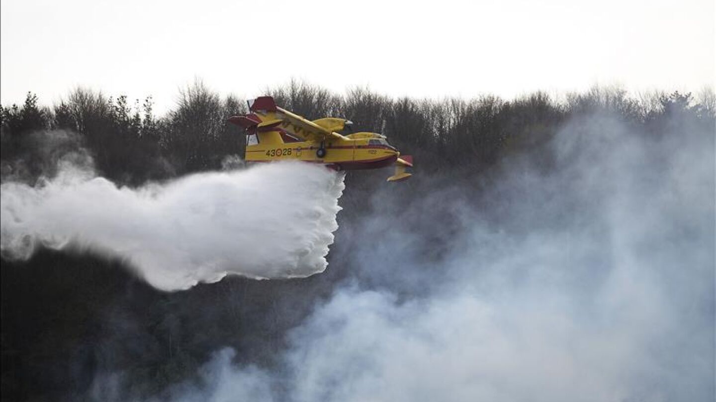 Uno de los hidroaviones participa en la extinci&oacute;n de uno de los incendios forestales en Cantabria