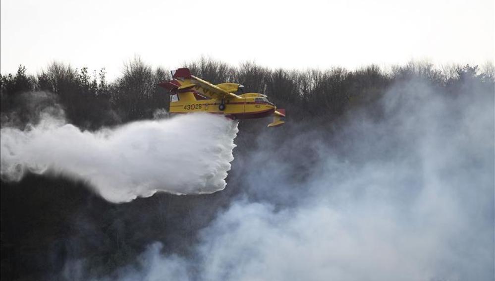 Uno de los hidroaviones participa en la extinción de uno de los incendios forestales en Cantabria