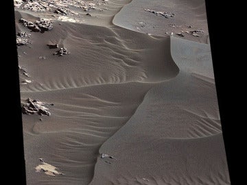 Parte de la superficie de dunas captada por el rover Curiosity