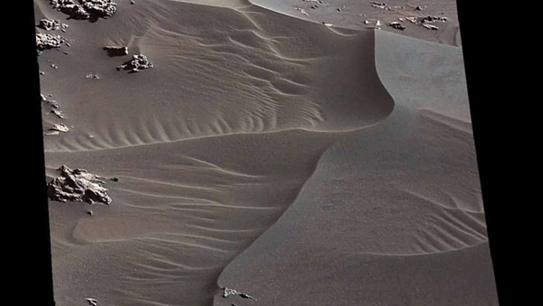 Parte de la superficie de dunas captada por el rover Curiosity