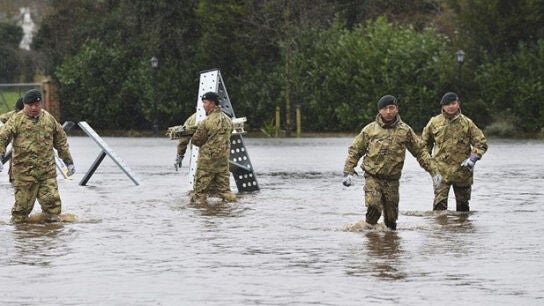 Soldados en una inundaci&oacute;n en Reino Unido