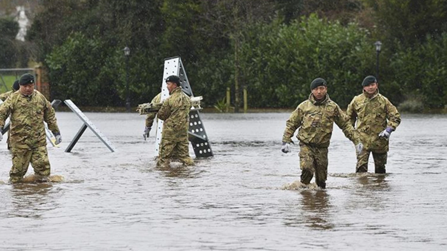 Soldados en una inundación en Reino Unido Soldados en una inundación en Reino Unido