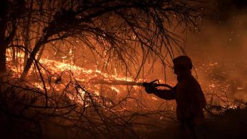 El fuego obliga a desalojar viviendas y cortar acceso a Berango y Sopelana