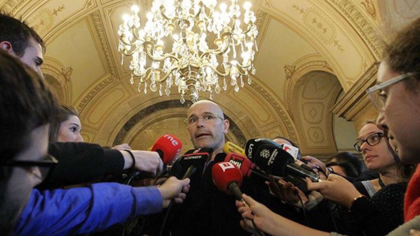 Ra&uuml;l Romeva habla con un grupo de periodistas