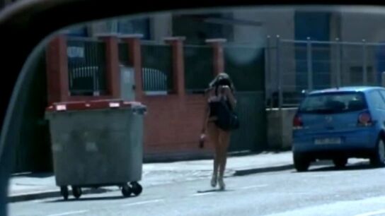 Imagen de una mujer reflejada en un retrovisor