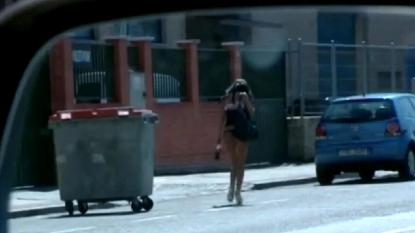 Imagen de una mujer reflejada en un retrovisor Imagen de una mujer reflejada en un retrovisor