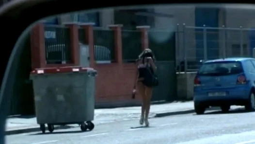 Imagen de una mujer reflejada en un retrovisor Imagen de una mujer reflejada en un retrovisor