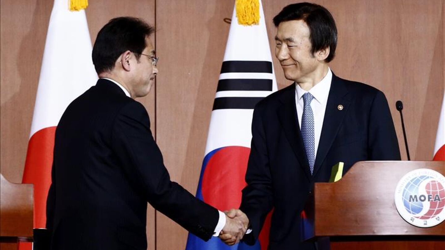 El ministro nip&oacute;n de Exteriores, Fumio Kishida, y su hom&oacute;logo surcoreano, Yun Byung-Se