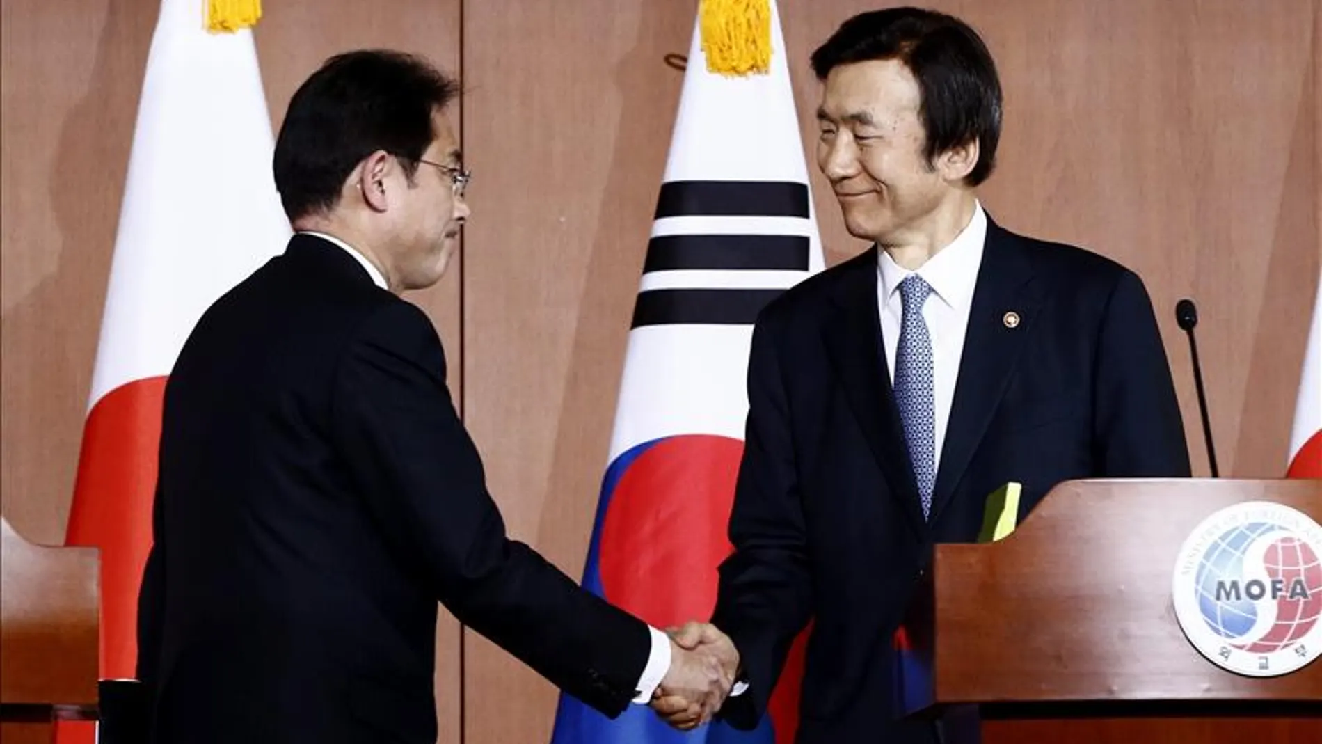 El ministro nipón de Exteriores, Fumio Kishida, y su homólogo surcoreano, Yun Byung-Se