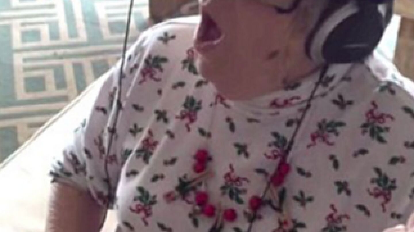 Anciana con gafas de realidad virtual