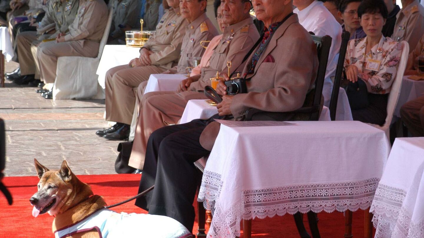 El rey de Tailandia junto a su perra