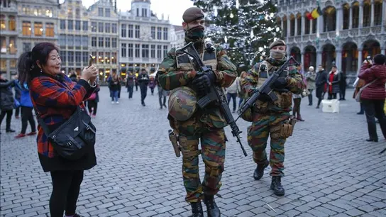 Dos soldados patrullan en un mercado navideño en Bruselas, Bélgica. Dos soldados patrullan en un mercado navideño en Bruselas, Bélgica.