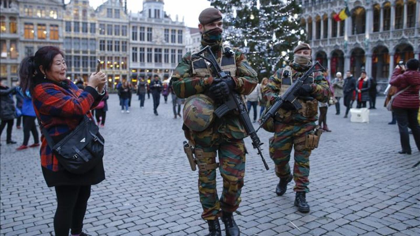 Dos soldados patrullan en un mercado navide&ntilde;o en Bruselas, B&eacute;lgica.