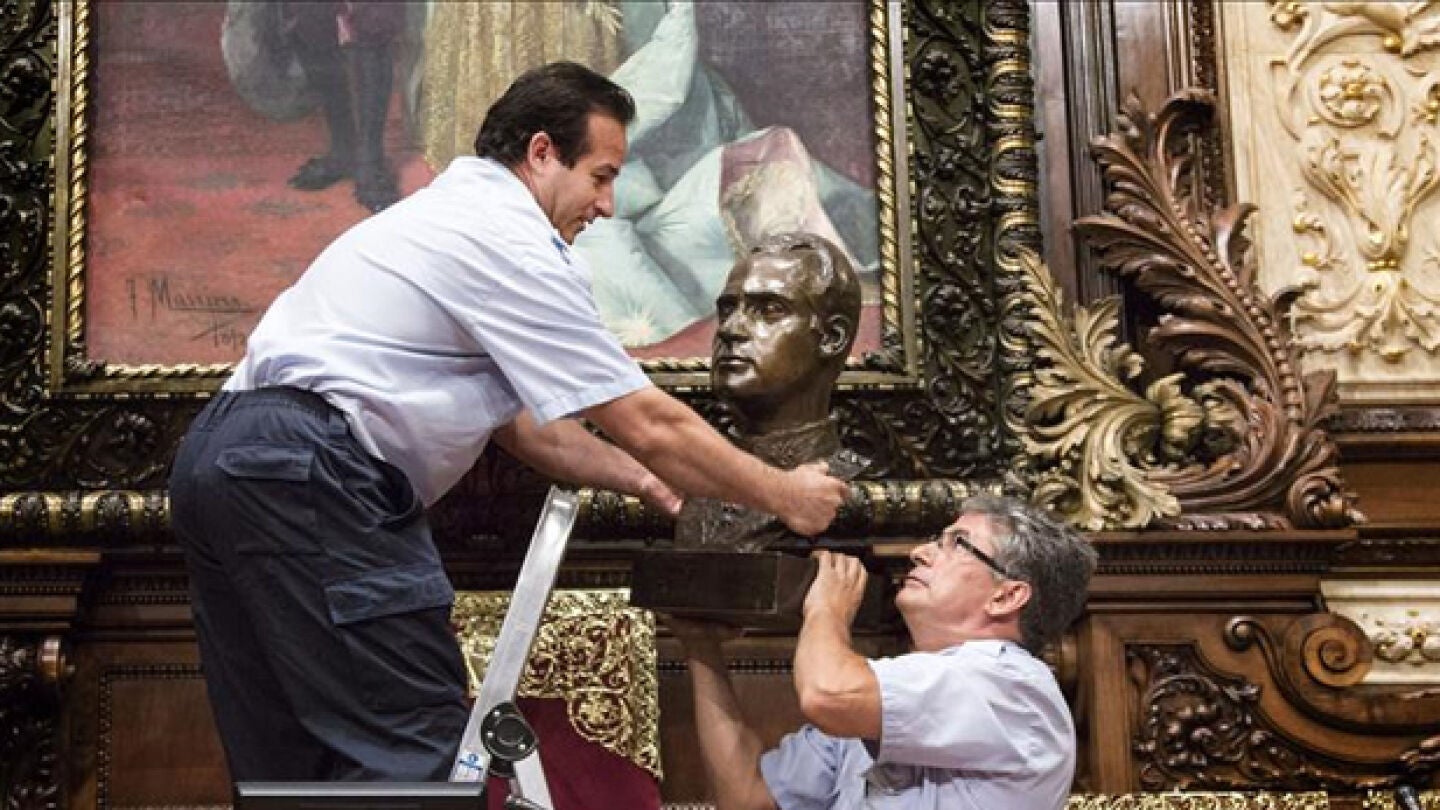 Retiran el busto del rey en el Ayuntamiento de Barcelona