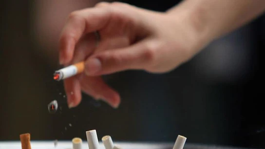 Alguien fumando un cigarrillo Alguien fumando un cigarrillo