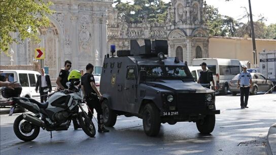 Polic&iacute;as forenses recogen pruebas en los alrededores del Palacio de Dolmabah&ccedil;e en Estambul