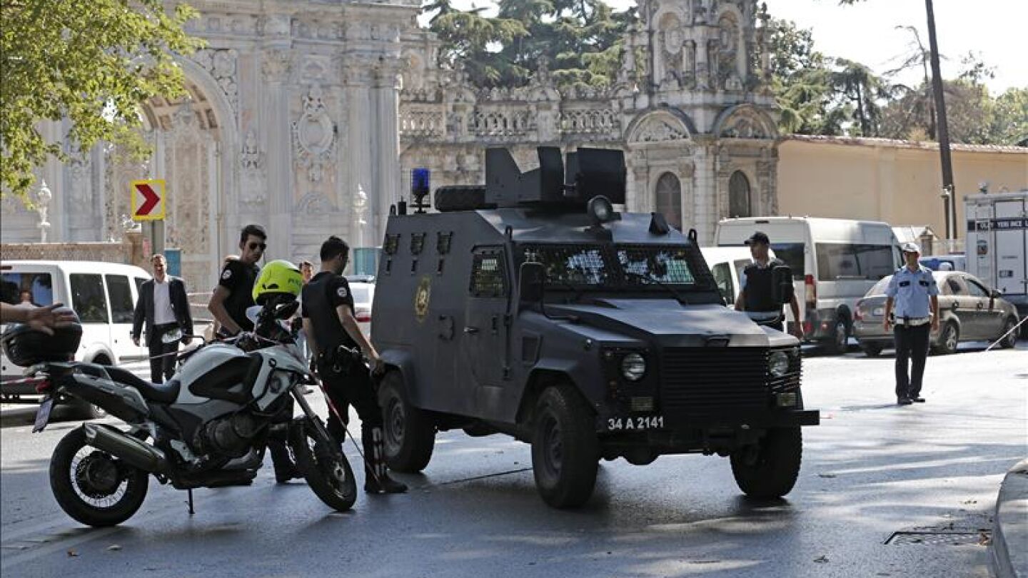 Polic&iacute;as forenses recogen pruebas en los alrededores del Palacio de Dolmabah&ccedil;e en Estambul