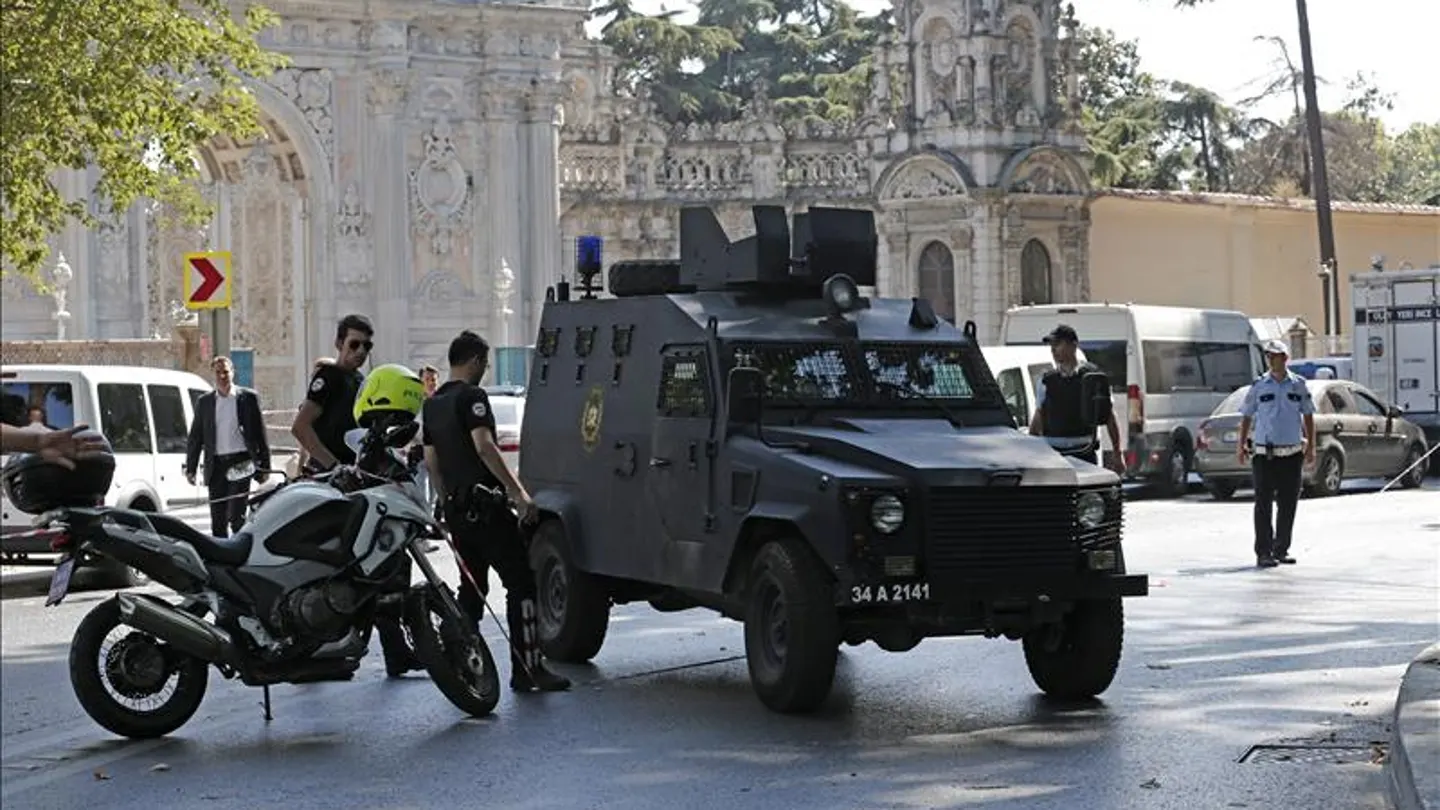 Policías forenses recogen pruebas en los alrededores del Palacio de Dolmabahçe en Estambul Policías forenses recogen pruebas en los alrededores del Palacio de Dolmabahçe en Estambul