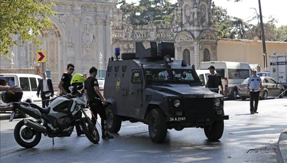 Policías forenses recogen pruebas en los alrededores del Palacio de Dolmabahçe en Estambul