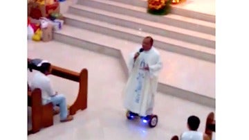 Sacerdote dando misa en un patinete