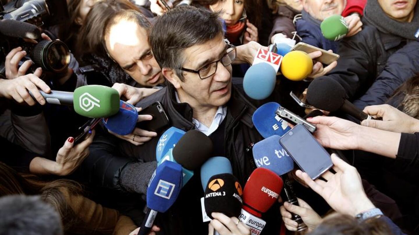 Patxi L&oacute;pez habla ante los medios de comunicaci&oacute;n