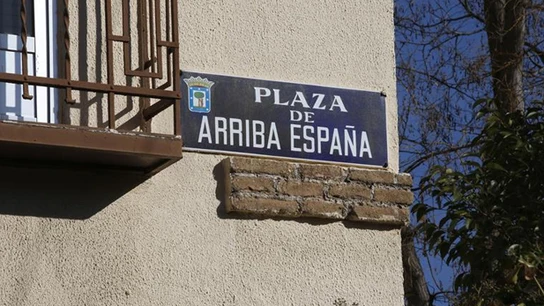 Placa identificativa de la plaza 'Arriba España' de Madrid Placa identificativa de la plaza 'Arriba España' de Madrid