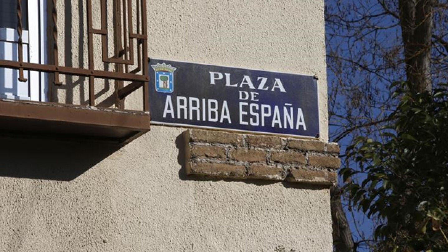 Placa identificativa de la plaza 'Arriba Espa&ntilde;a' de Madrid