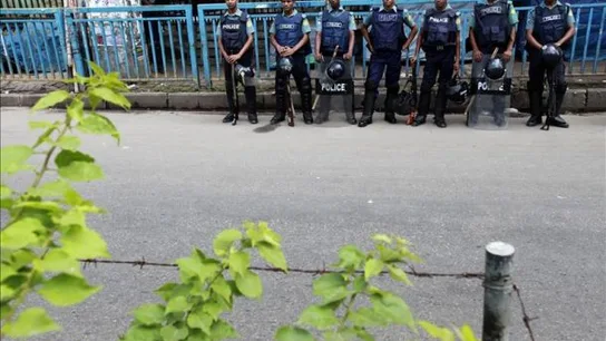 Un grupo de oficiales de policía montan guardia en Daca Un grupo de oficiales de policía montan guardia en Daca