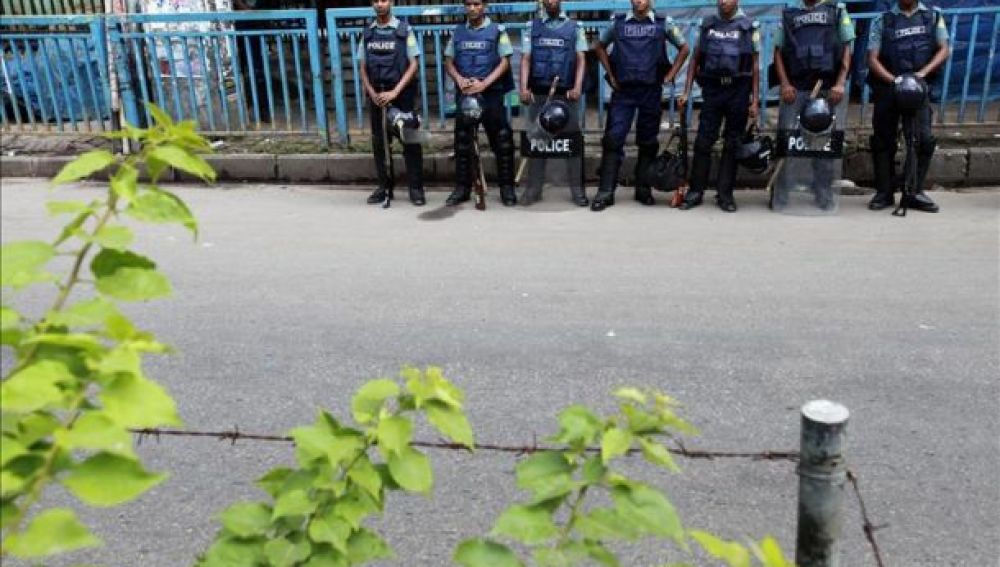 Un grupo de oficiales de policía montan guardia en Daca