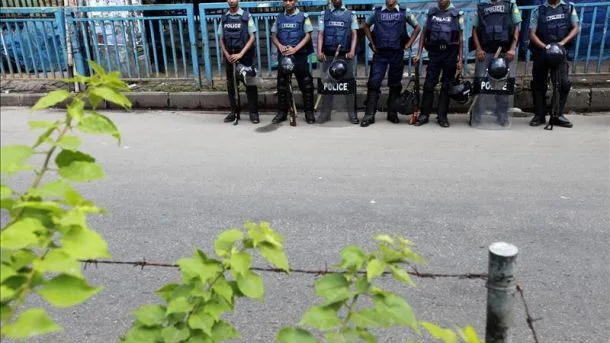 Un grupo de oficiales de policía montan guardia en Daca