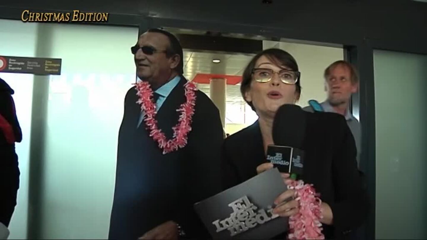 Thais Villas celebra la apertura del aeropuerto en Castell&oacute;n con la tuna: "Como Fabra no puede venir, le pongo el collar de 'Welcome'"
