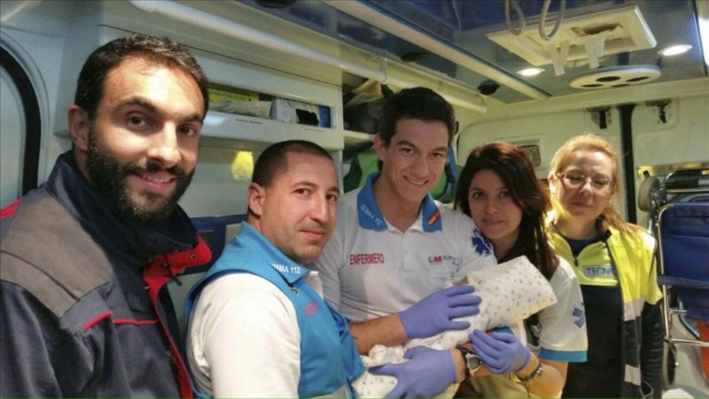 La beb&eacute; en brazos de un enfermero