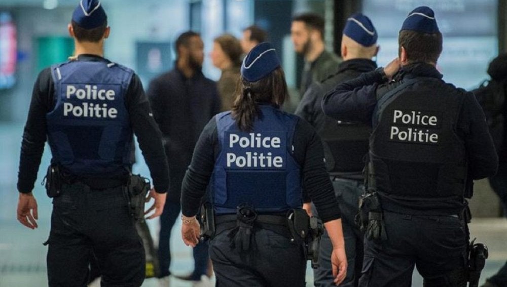 Varios agentes de policía belgas patrullan Bruselas