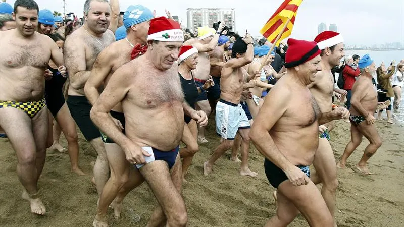 Decenas de ciudadanos se dieron cita esten medidía en la playa de San Sebastián de Barcelona Decenas de ciudadanos se dieron cita esten medidía en la playa de San Sebastián de Barcelona