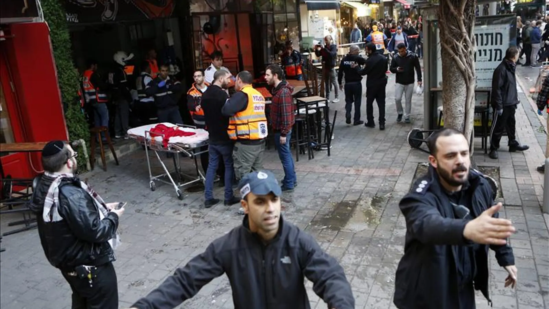 Agentes de policía israelíes permanecen en el lugar donde se ha producido un tiroteo en Tel Aviv