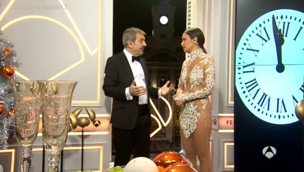 Cristina Pedroche vuelve a dar el 'campanazo' con un impresionante vestido  en la noche más "mágica"