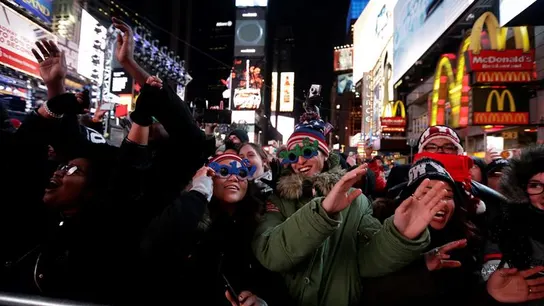 Una multitud celebra el Año Nuevo en Times Square en Nueva York Una multitud celebra el Año Nuevo en Times Square en Nueva York
