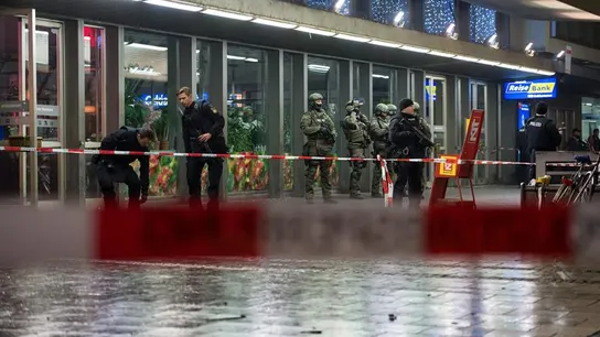Agentes de la Policía alemana prestan guardia en la principal estación de tren de Munich Agentes de la Policía alemana prestan guardia en la principal estación de tren de Munich