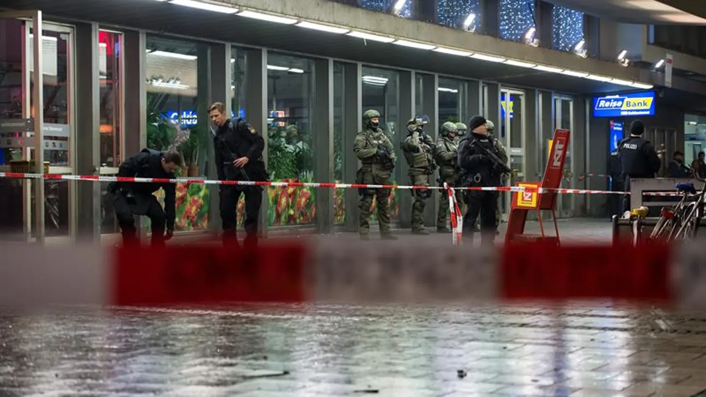 Agentes de la Policía alemana prestan guardia en la principal estación de tren de Munich Agentes de la Policía alemana prestan guardia en la principal estación de tren de Munich