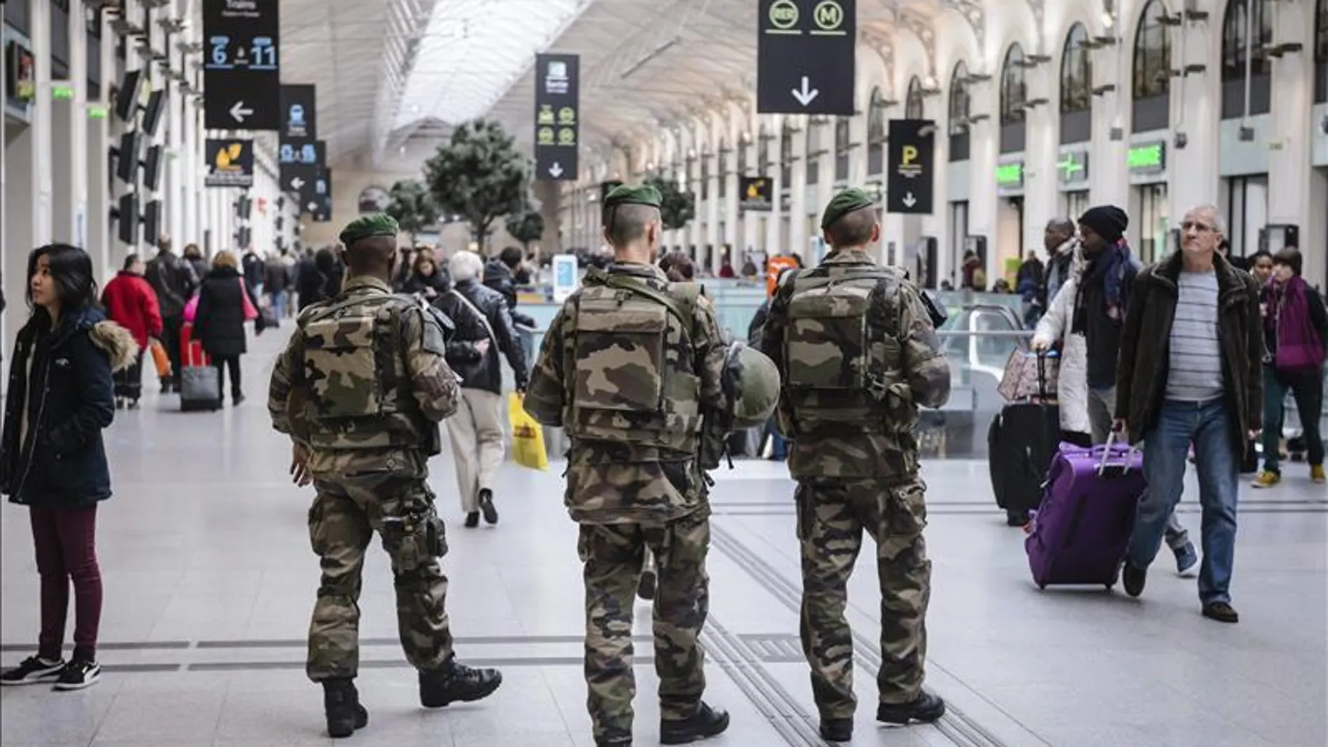 Soldados franceses patrullan la estación Saint Lazare de París