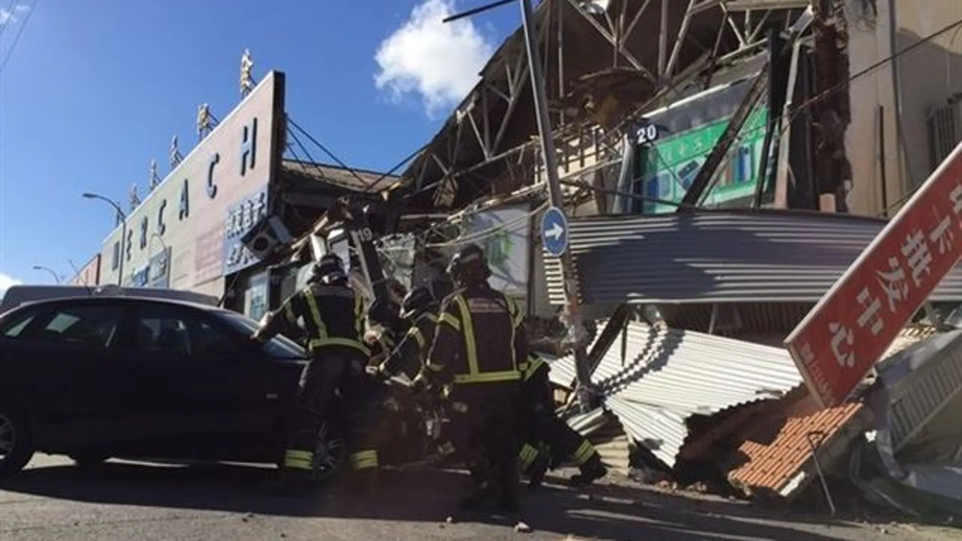 Cinco heridos leves al derrumbarse la fachada de un edificio en Fuenlabrada
