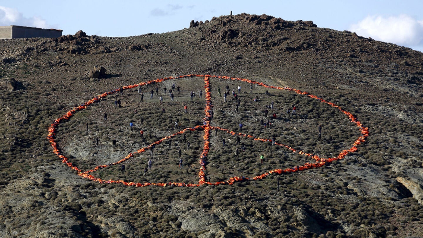 S&iacute;mbolo de la paz hecho con chalecos salvavidas en Lesbos