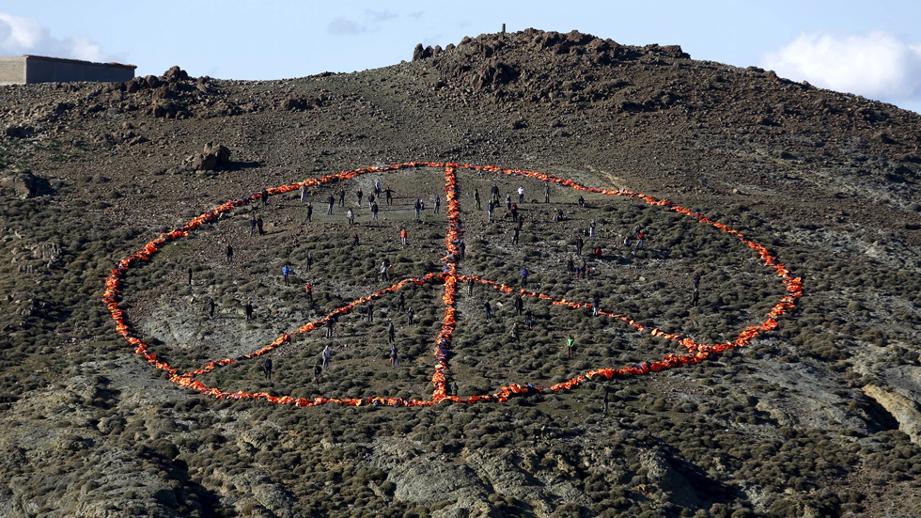 Símbolo de la paz hecho con chalecos salvavidas en Lesbos