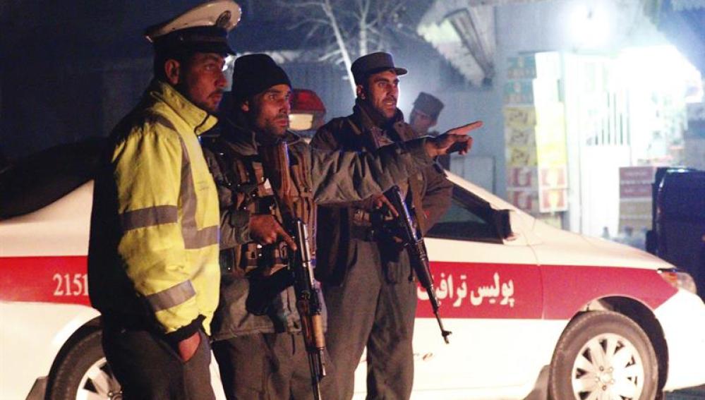 Miembros de los servicios de seguridad afganos permanecen en guardia en el lugar donde se ha producido un ataque talibán en Kabul