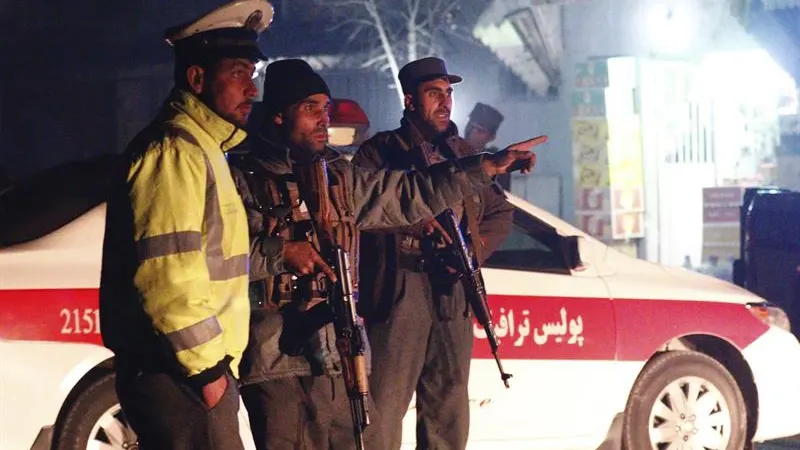 Miembros de los servicios de seguridad afganos permanecen en guardia en el lugar donde se ha producido un ataque talibán en Kabul