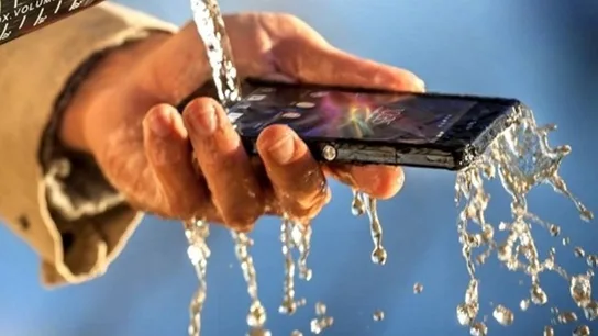 Móvil mojado con agua Móvil mojado con agua